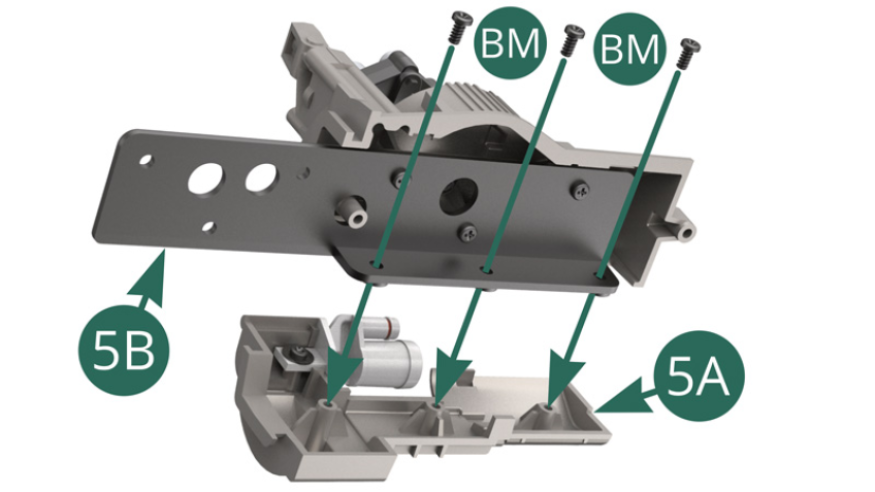 Coloque la parte inferior de la carcasa de la caja de cambios 5A sobre el soporte interno 5B y fíjela con tres tornillos BM.