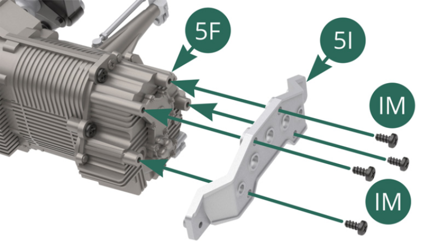 Coloque el soporte del tubo de escape 5I en la carcasa trasera de la caja de cambios 5F y asegúrelo con cuatro tornillos IM. 