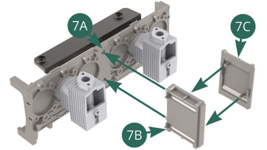 Assembler le boîtier de filtre à huile 7C avec le couvercle 7C et fixer l’ensemble sur le bloc moteur droit 7A à l’aide des deux ergots (illustrations ci-dessous).