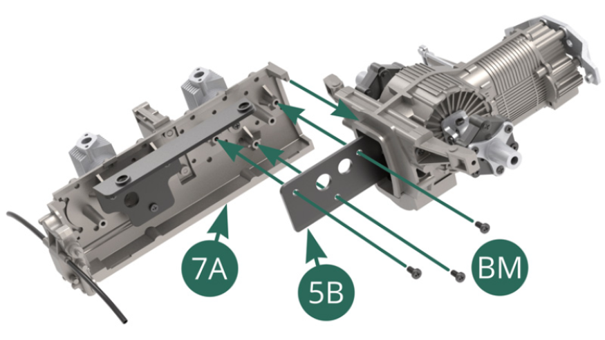 Coloque el bloque motor derecho 7A sobre el soporte interno 5B de la transmisión ensamblada y asegúrelo con tres tornillos BM. 