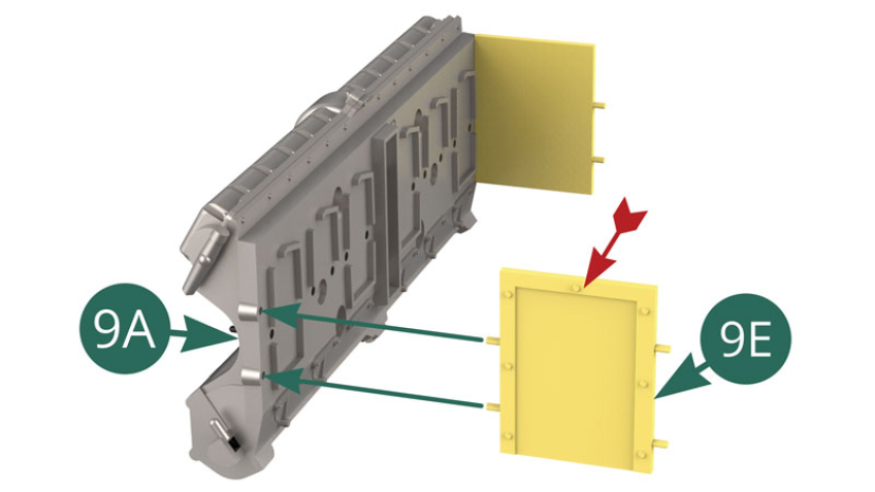 Positionner la seconde cloison 9E, face rivetée vers l’extérieur (flèche rouge), sur le côté à l’extrémité droite de la culasse 9A. 