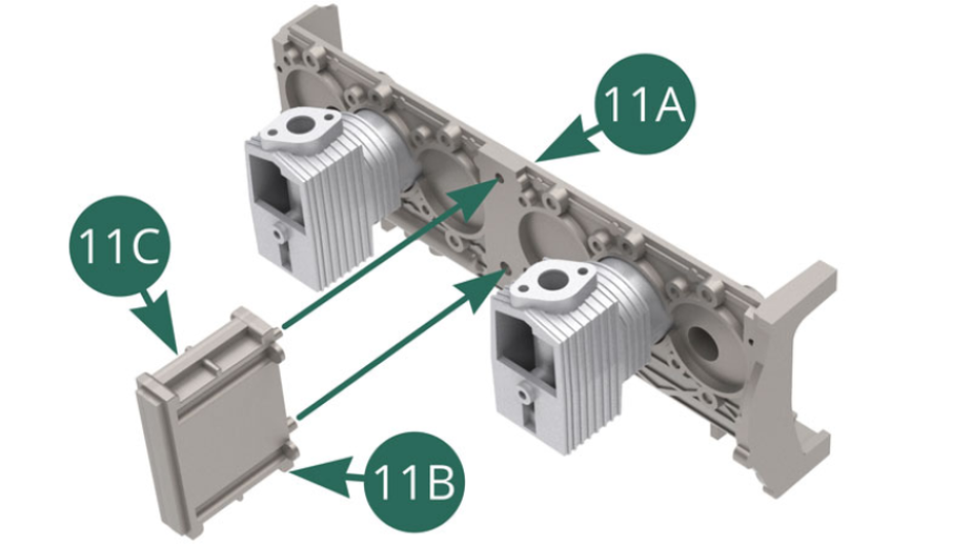 Positionieren Sie den Getriebekasten 11B mit den beiden Ösen am linken Motorblock 11A. 