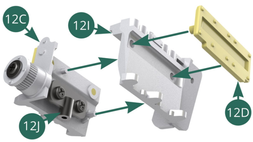 Positionieren Sie den Außenkörper des Kompressors 12I auf dem Kompressor 12C. Positionieren Sie die Seitenabdeckung 12D auf dem Außenkörper des Kompressors 12I. 