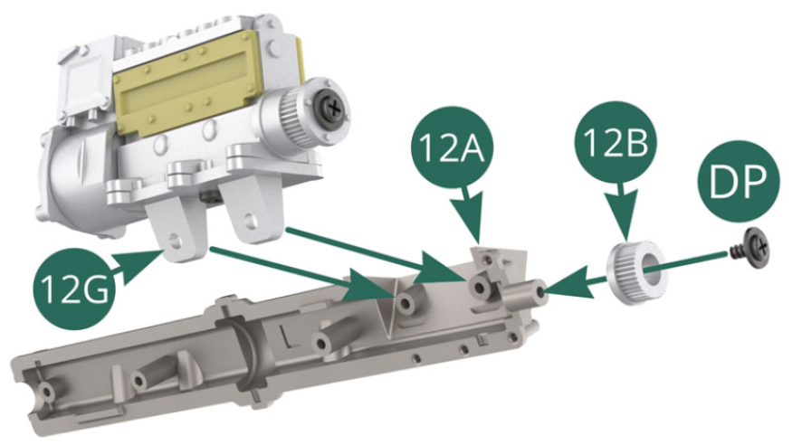 Coloque el engranaje principal 12B en el eje de la tapa de la válvula de admisión 12A y asegúrelo con un tornillo DP. 