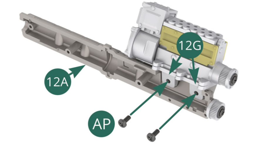 Positionner la base du compresseur 12G sur le couvercle de soupapes d’admission 12A et le fixer avec deux vis AP (illustrations ci-dessous).