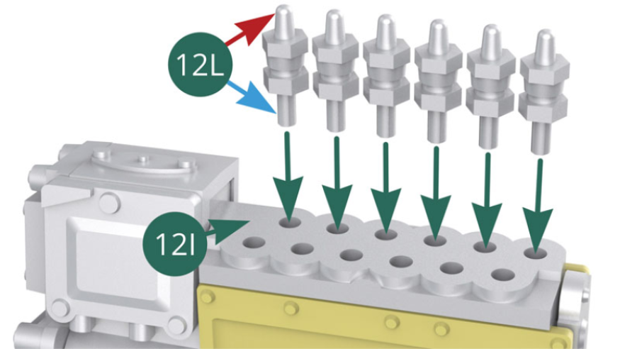 Positionner une par une, sur deux rangées, les douze buses d’injecteur 12L sur le corps extérieur du compresseur 12I. Bien repérer le sens correct du montage des buses (flèches rouge et bleue).