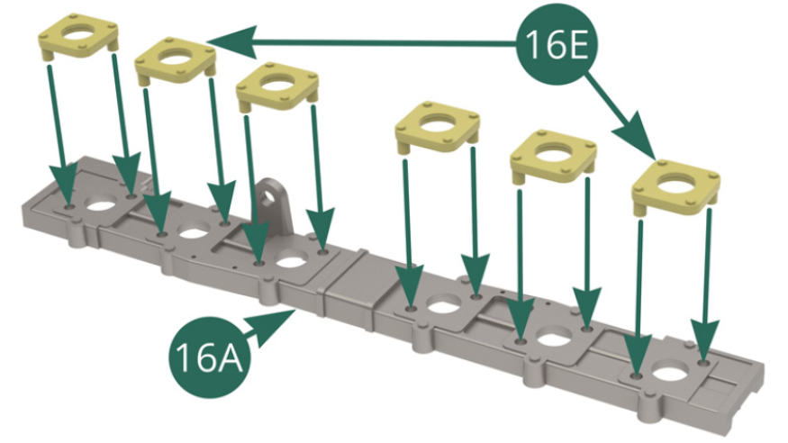 Positionner les six brides d’admission 16E sur le dessus de support de trompettes d’admission 16A.Positionner les deux couvercles 16C aux extrémités du dessus de support de trompettes d’admission 16A.