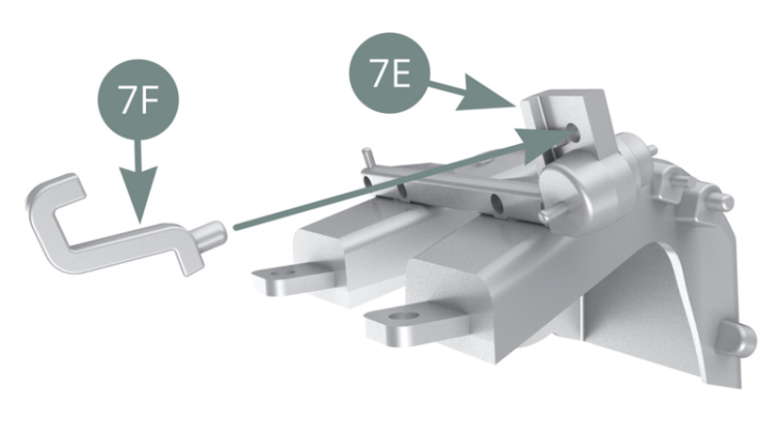 Positionner le support 7F sur la rampe d’injection 7E. Connecter le tuyau d’aspiration 7C au régulateur de pression 7G et à la buse située sur le collecteur d’admission 7A.