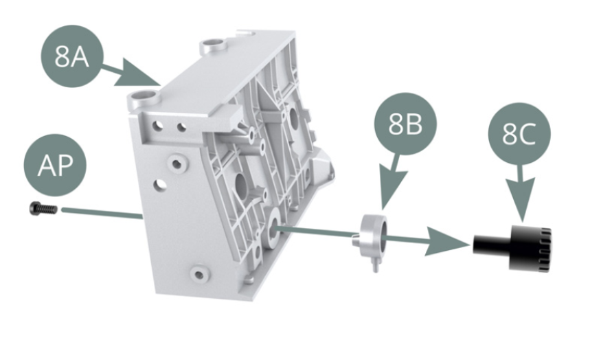 Positionner le filtre à huile 8C dans la plaque thermostatique 8B et fixer l’ensemble sur le bloc moteur gauche 8A de l’intérieur avec une vis AP. Positionner le bloc moteur gauche 8A sur la culasse 6A et le fixer avec deux vis BM.