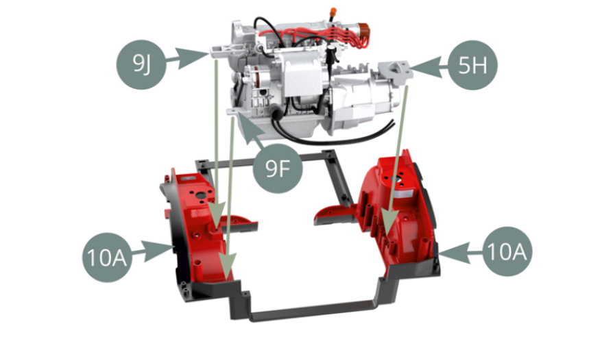 Instala el conjunto del motor, alineando 9J (Soporte del motor), 9F (Soporte del alternador 2) y 5H (Soporte de caja de cambios) en 10A (Compartimento motor).