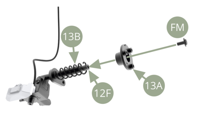 Positionner la coupelle supérieure 13A sur le dessus du bras de suspension avant 12F et la fixer avec une vis FM. Ne pas serrer à fond la vis FM, laisser la rotation libre, ce qui permettra un meilleur mouvement de direction. 