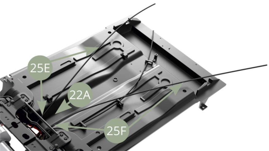 El 25E (Línea de freno trasero izquierdo) y el 25F (Línea de freno trasera derecha) se colocan debajo del 22A (Sección central del chasis).