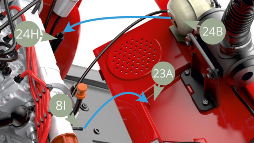 Achten Sie darauf, dass 24B (untere Stutzen der Kühlmittelflasche) mit dem 24H (Kühlmittelschlauch) verbunden wird, während der endgültigen Positionierung von 23A (Firewall).