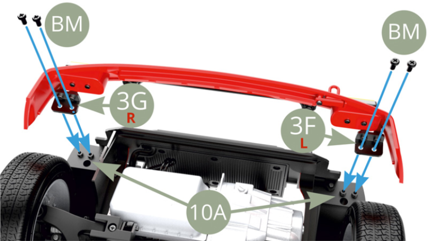 Drehen Sie das Chassis um und montieren Sie die vordere Stoßstange mit den Halterungen 3G (Rechts) und 3F (Links) am 10A (Vorderradrahmen) und mit je zwei BM-Schrauben befestigen.