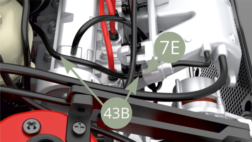 Monta 43B (Tubo de retorno de combustible) a 7E (Riel de alimentación de inyección de combustible).