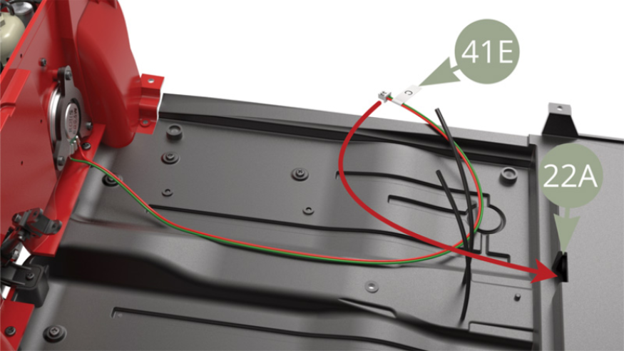 Stecken Sie den Stecker des 41E (Lautsprecherkabels C / rot - grün ) in die quadratische Öffnung in der 22A (Fahrgestellplatte) -  roter Pfeil - und führen Sie ihn dann zu Nest C der 44H (Platine) auf der Unterseite des Gehäuses (obere und untere Abbildung) und stecken Sie ihn ein.