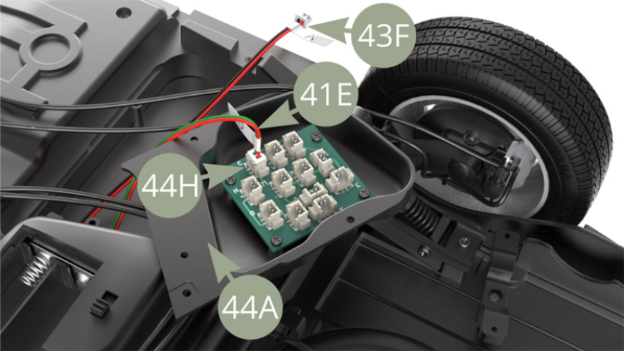 Stecken Sie Kabel A des Batteriefachs 43F (rot - schwarz) in das Nest A der 44H Platine, wie nachfolgend gezeigt.