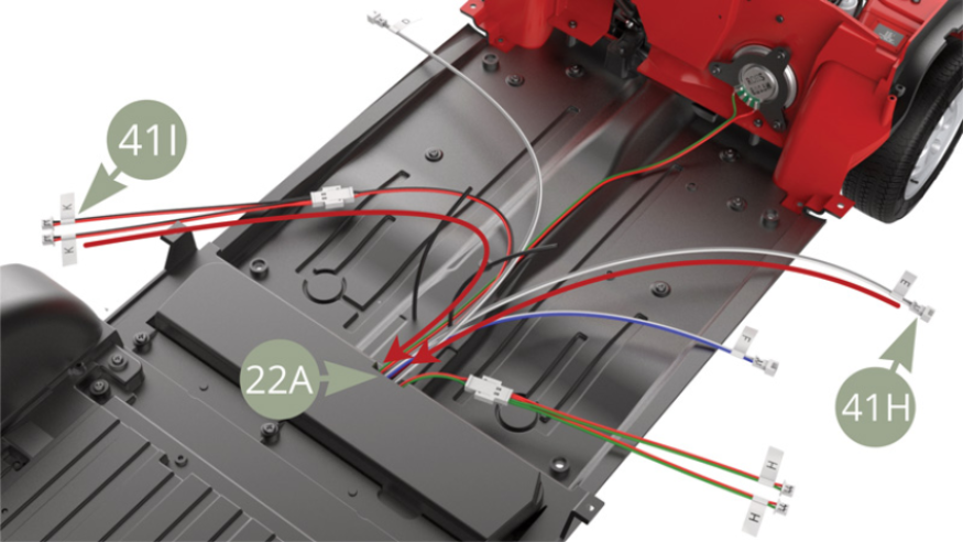 Stecken Sie die Stecker 41I (Kabel K /  rot - schwarz) und 41H (Kabel E / grau-weiß) nacheinander in die quadratische Öffnung im 22A (Fahrgestellplatte) - rote Pfeile -, dann führen Sie sie zu den Nestern K bzw. E der 44H (Platine), auf der Unterseite des Chassis (obere und untere Abbildungen).