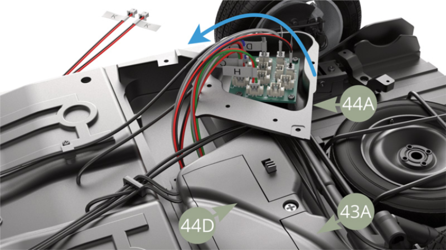 Une fois le cache batterie 44D à sa place, faire pivoter le côté gauche du réservoir de carburant 44A sur la gauche afin de protéger les câbles connectés quand le châssis sera mis sur ses roues lors d’étapes de montage ultérieures.