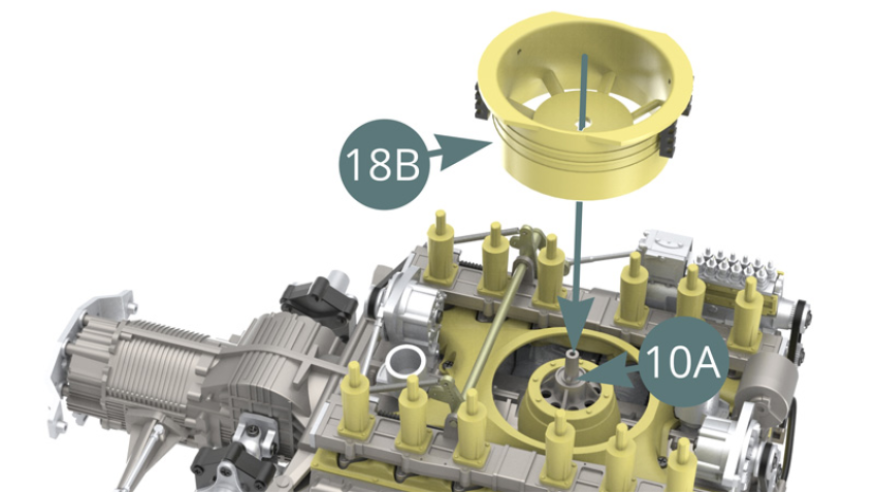 Positionner le boîtier de ventilateur 18B sur l’axe de fusée du dessus de carter moteur 10A.