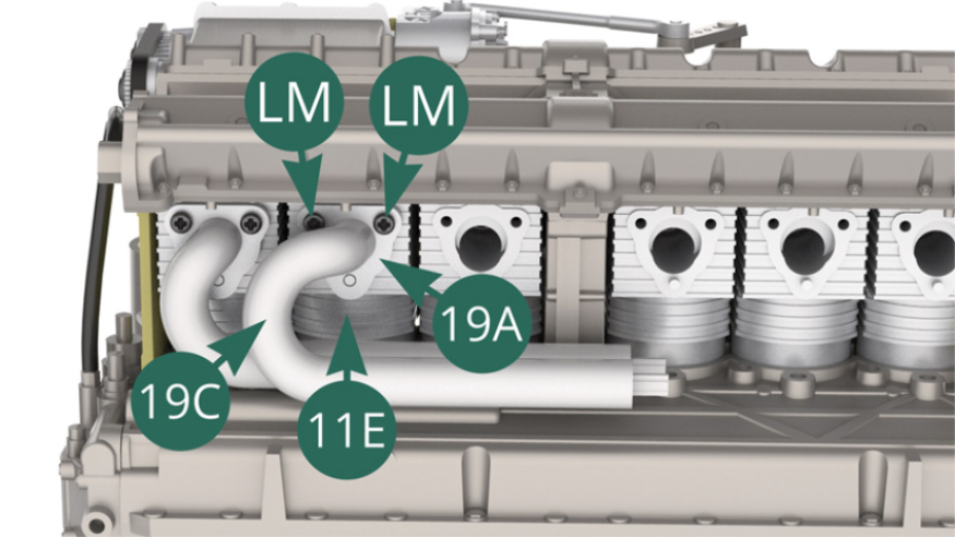Monta la brida 19A del tubo de escape 19C en el cilindro 11E y fíjala con dos tornillos LM.