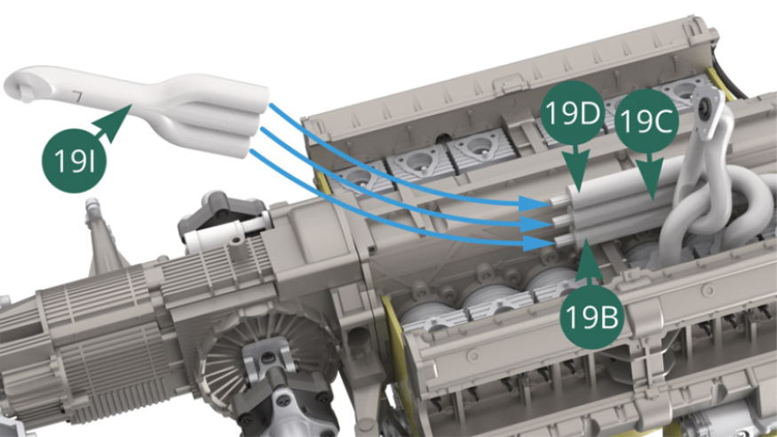 Positionner le collecteur d’échappement 19I sur les tenons de connexion des tuyaux d’échappement 19B, 19C et 19D.