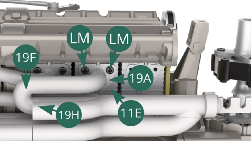 Fixer la bride 19A du tuyau d’échappement 19F sur le cylindre 11E avec deux vis LM.