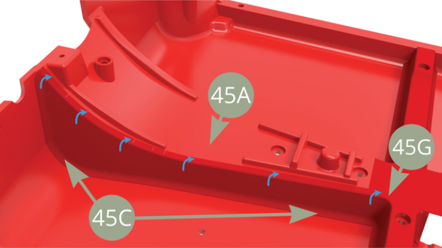 Montar el 45C (Cubierta del suelo de la cabina) en el lado izquierdo de la base de la consola del 45A (Suelo de la cabina), doblar y alisar la zona superior de 1-2 mm de ancho sobre el borde como muestran las flechas azules, con algo de solapamiento sobre el 45G (Cubierta del suelo de la cabina).