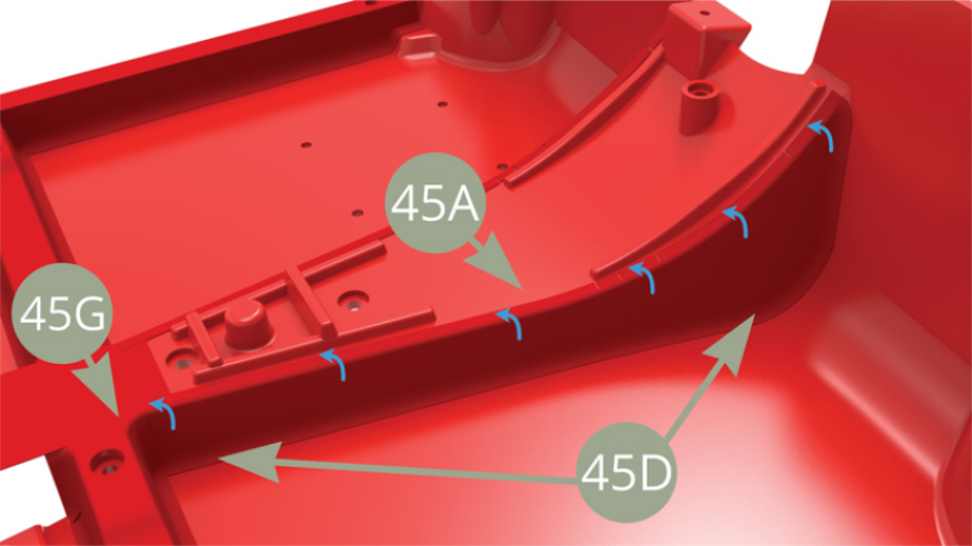 Coloque el 45D (Cubierta del suelo de la cabina) en el lado derecho de la base de la consola del 45A (Suelo de la cabina), doble y alise la zona superior de 1-2 mm de ancho sobre el borde como muestran las flechas azules, con algo de solapamiento en el 45G (Cubierta del suelo de la cabina).