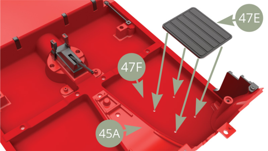 Positionner le tapis de sol du conducteur 47E sur les quatre trous du plancher de l’habitacle 45A au-dessus du revêtement de plancher 47F.