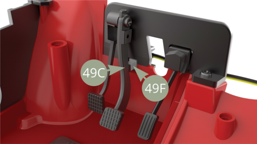 Compruebe que el pedal de freno 49C está correctamente alineado con el botón del interruptor de freno 49F.