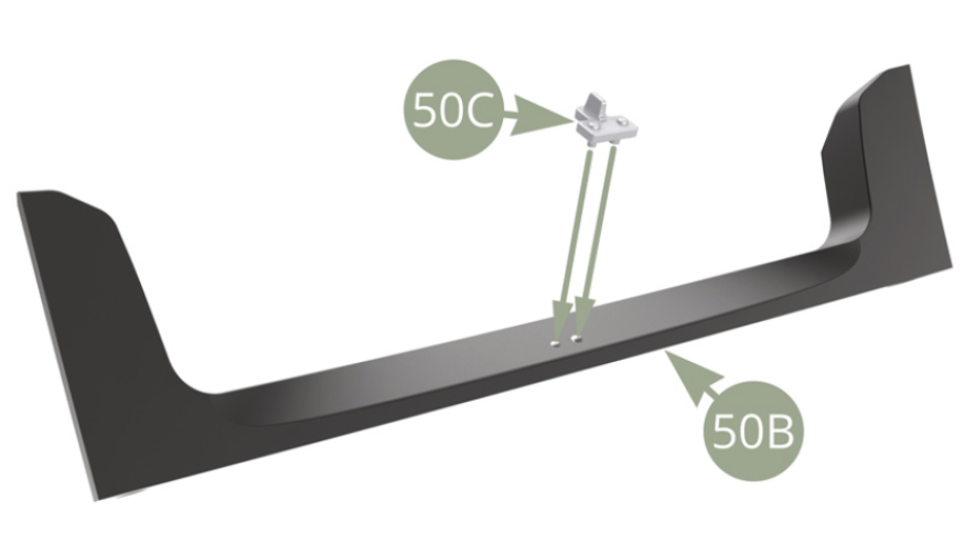 Positionner la serrure de coffre 50C sur les deux ergots du panneau arrière de coffre 50B.