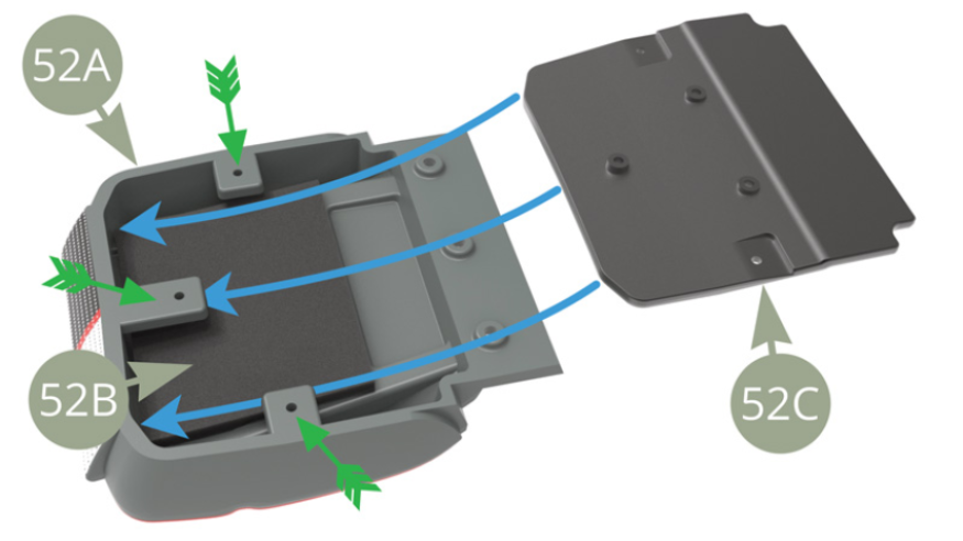 Deslice 52C (Panel de cojín) en 52A (Cojín del asiento delantero izquierdo), encima de 52B (Acolchado del cojín) y debajo de las tres pestañas marcadas con flechas verdes.