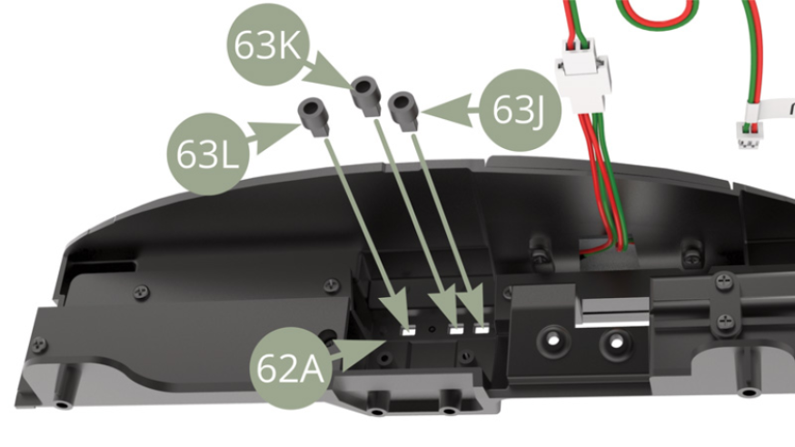 Monta 63J (Mando de las luces de emergencia), 63K (Mando del calentador de pantalla trasera) y  63L (Mando de la luz antiniebla trasera) en la parte trasera del 62A (Panel del salpicadero). Compruebe que la dirección de las marcas en la parte delantera del 62A (Panel del salpicadero) coincide con la ilustración siguiente.