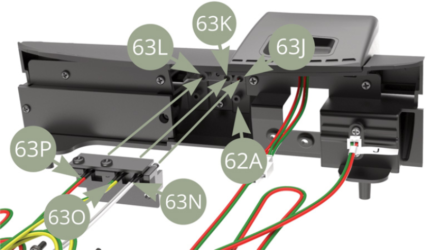 Stecken Sie die Schalter 63N (G-Kabel / weiß-grau), 63O (M-Kabel / grün-gelb) und 63P (S-Kabel / rot-grün) in die Buchsen 63J (Warnblinker), 63K (Heckscheibenheizung) und 63L (Nebelschlussleuchten) und befestigen Sie 63I (Schalterhalterung) mit zwei AP-Schrauben (Abbildungen oben und unten) auf der Rückseite von 62A (Instrumententafel).