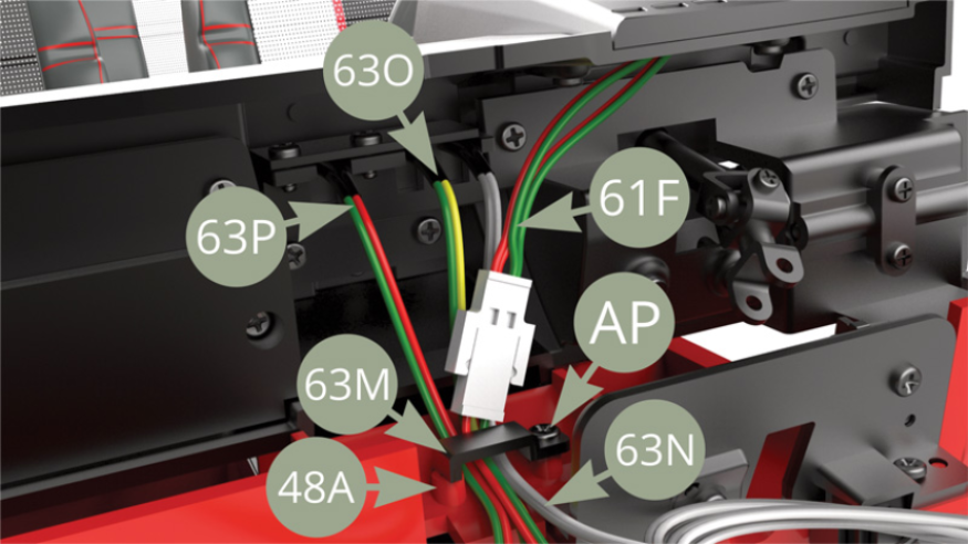 Guider les câbles 63N G (blanc - gris), 63O M (jaune - vert), 63P S (rouge - vert) et 61F J (rouge - vert) dans le passage entre les deux ergots situés sur la console centrale 48A, puis verrouiller l’ensemble en fixant l’attache 63M avec une vis AP.