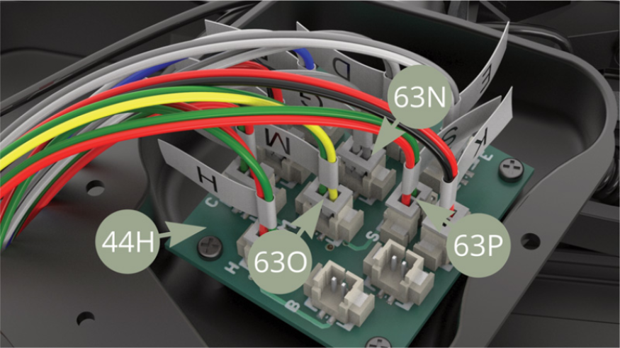 Stecken Sie die Stecker von 63N (G-Kabel / weiß-grau), 63O (M-Kabel / grün-gelb) und 63P (S-Kabel / rot-grün) in die mit dem jeweiligen Buchstaben gekennzeichneten Buchsen auf der 44H-Platine.