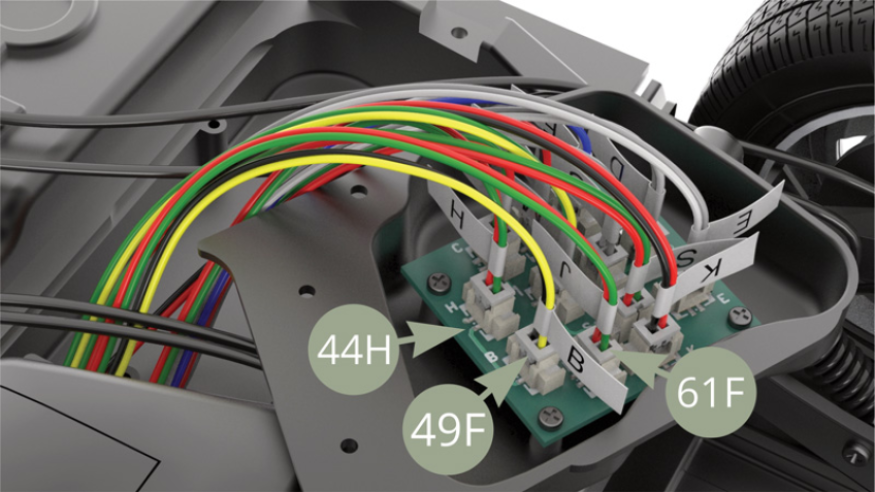 Stecken Sie außerdem die Stecker von 61F (J-Kabel / rot-grün) und 49F (B-Kabel / gelb-schwarz) in die mit dem jeweiligen Buchstaben gekennzeichneten Buchsen auf der 44H-Platine.