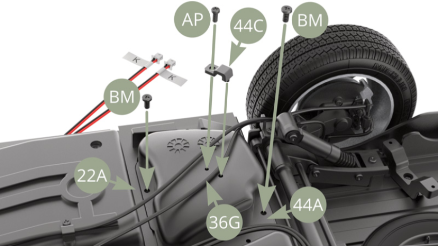 44A Linke Kraftstofftankflansche mit zwei BM-Schrauben an 22A Fahrgestellplatte befestigen. Befestigen Sie das Kabel der linken Feststellbremse 36G (roter Pfeil in der vorherigen Abbildung) mit der Klemme 44C am linken Kraftstofftank 44A mit einer AP-Schraube.