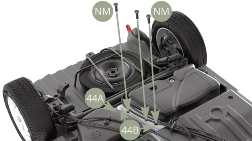 Positionner le bouclier thermique 44B au-dessus du bord du côté gauche du réservoir de carburant 44A et le fixer avec trois vis NM.