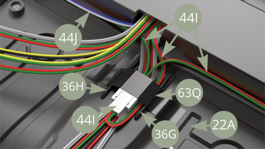 Die in der vorherigen Abbildung genannten Kabel sowie 44I (H-Kabel / rot-grün) und 36G/36H (Kabel der linken und rechten Feststellbremse) zusammenfassen und mit 63Q (Klebeband) an der 22A-Gehäusewand befestigen.