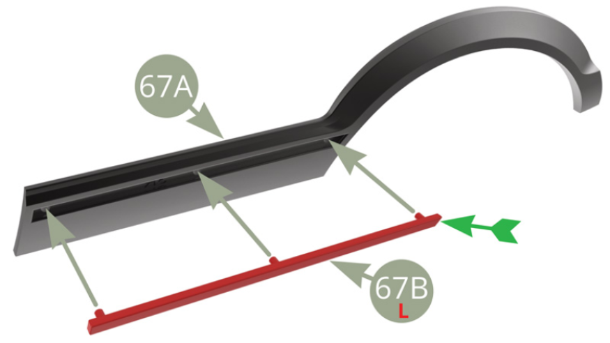 Positionner la baguette gauche 67B sur l’extension d’aile arrière gauche 67A. Noter le marquage L sur la face intérieure et l’orientation avec le bord incliné côté droit (flèche verte).