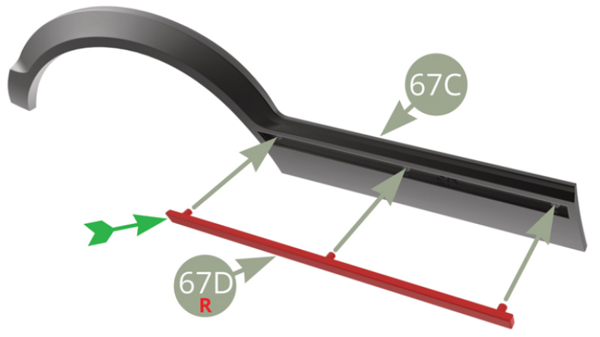 Positionner la baguette droite 67D sur l’extension d’aile arrière droite 67C. Noter le marquage R sur la face intérieure et l’orientation avec le bord incliné côté gauche (flèche verte).