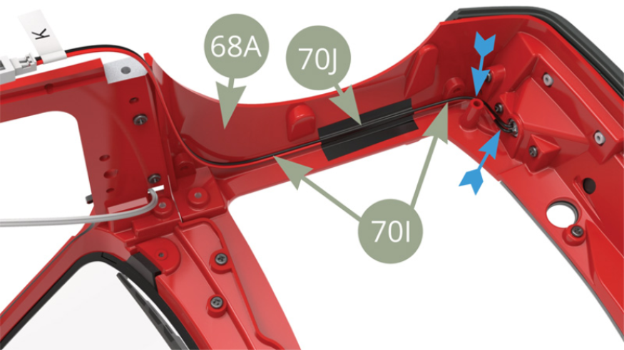Rechte Seite 70I (Scheinwerferkabel K) an 68A (vorderer Hilfsrahmen) mit 70J Klebeband befestigen. Beachten Sie, dass das Kabel gebogen wird, wie die blauen Pfeile zeigen.