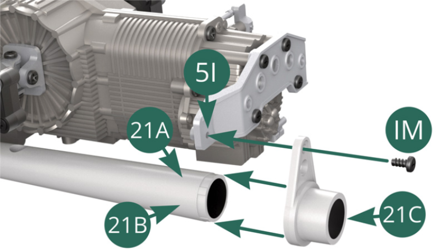 Instala el Soporte de tubo de escape (21C) en el Tubo de escape superior e inferior izquierdo (21A/21B), así como en el Soporte del Tubo de escape (5I), y fíjalo a este último con un tornillo IM.