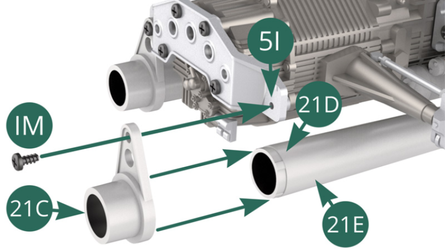 Instala el Soporte de tubo de escape (21C) en el Tubo de escape superior e inferior derecho (21D/21E)), así como en el Soporte del Tubo de escape (5I), y fíjalo a este último con un tornillo IM.