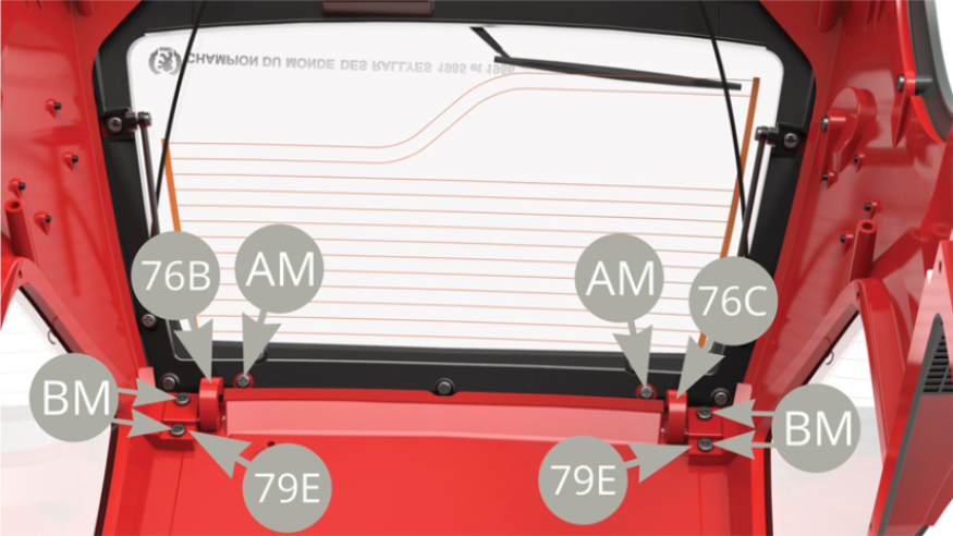 Positionner les attaches de charnière 79E au-dessus des axes de charnière gauche 76B et droite 76C et les fixer avec quatre vis BM, sans les serrer à fond pour le moment. Fermer le hayon et serrer les deux vis AM comme indiqué.