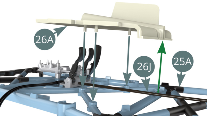 Positionner le repose-pieds 26A sur le châssis inférieur 25A à l’aide des trois ergots prévus à cet effet. Passer le câble d’embrayage 26J dans la fente indiquée par la flèche verte (illustrations ci-dessous).