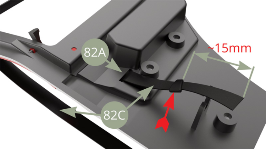 Machen Sie einen Knoten (roter Pfeil) im Abstand von ca. 15 mm vom Ende von 82C (Sicherheitsgurt vorne links), der als Stopper dient.