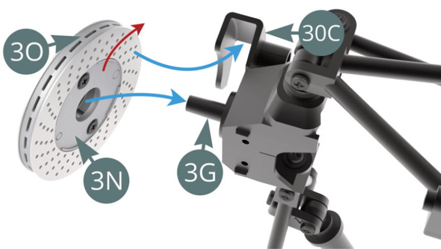 Positionieren Sie die linke Bremsscheibe 30-3N (beachten Sie die Richtung der Lüftungslöcher, roter Pfeil) auf dem Nabenträger 3G, während Sie sie in den linken Bremskraftregler 30C (blaue Pfeile) einführen. Nebenstehende Abbildungen.